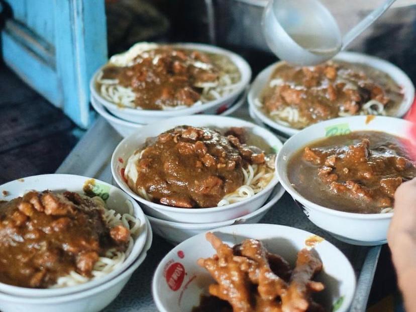 Mie Ayam Bu Rasmi: Rasa yang Menggigit Jiwa di Jantung Cilacap